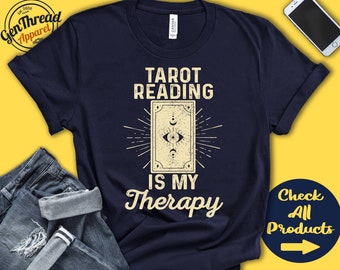 Shirt tarotlezen | Cadeau voor tarotlezer | Psychische lezing | Waarzegger | Hobby is mijn therapie | Tanktop met capuchon | A2330