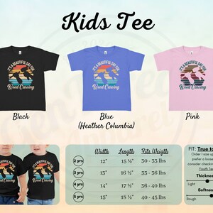 Puede incluir: Dise&ntilde;o de camiseta para ni&ntilde;os con un gr&aacute;fico de puesta de sol retro con el texto "It's a beautiful day for wood carving". La camiseta est&aacute; disponible en negro, azul (Heather Columbia) y rosa. Se incluye una tabla de tallas con recomendaciones de ancho, largo y peso para las tallas de 2 a 5 a&ntilde;os.