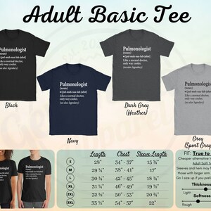 K&ouml;nnte beinhalten: Eine Gr&ouml;&szlig;entabelle f&uuml;r ein Basic-T-Shirt mit dem Text "Pulmonologist (noun) [pul-moh-nol-uh-jist] Like a normal doctor, only way cooler. (see also: legendary)" auf der Vorderseite. Die Tabelle zeigt die L&auml;nge, Brustumfang und &Auml;rmell&auml;nge in Zoll f&uuml;r die Gr&ouml;&szlig;en S, M, L, XL, 2XL und 3XL. Das T-Shirt ist in Schwarz, Marine, Dunkelgrau (Meliert) und Grau (Sportgrau) erh&auml;ltlich.