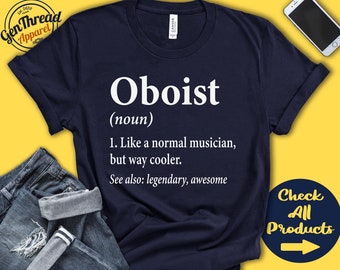 Puede incluir: Una camiseta azul marino con texto blanco que dice "Oboísta (nombre) 1. Como un músico normal, pero mucho más cool. Ver también: legendario, increíble"