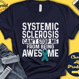 Könnte beinhalten: Marineblaues T-Shirt mit weißem Text: "SYSTEMIC SCLEROSIS CAN'T STOP ME FROM BEING AWESOME." Mit einem tealfarbenen Awareness-Ribbon. Das Shirt hat auch den Text "Gen Thread Apparel" und "Check All Products."