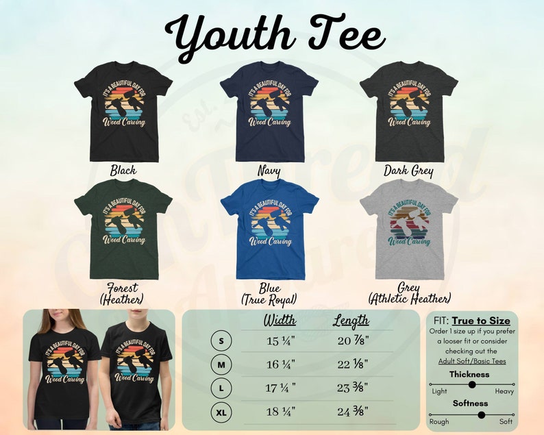 Puede incluir: Dise&ntilde;o de camiseta para j&oacute;venes con una escena de puesta de sol con el texto "It's a beautiful day for wood carving". La camiseta est&aacute; disponible en negro, azul marino, gris oscuro, verde bosque, azul royal y gris deportivo. La tabla de tallas muestra el ancho y la longitud de la camiseta en pulgadas para las tallas S, M, L y XL.