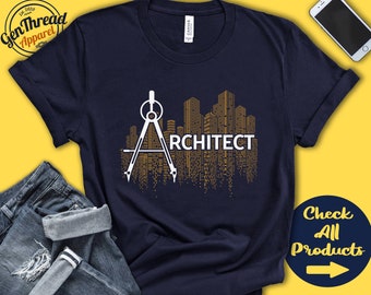 Può includere: Maglietta blu navy con un compasso bianco e una grafica di città in oro. Il testo "ARCHITECT" è stampato in bianco sopra lo skyline.