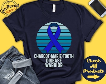 Può includere: Una maglietta blu navy con un nastro blu e un design di tramonto. Il testo "CHARCOT-MARIE-TOOTH DISEASE WARRIOR" è stampato sulla maglietta.