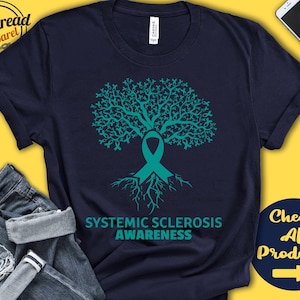 Könnte beinhalten: Ein marineblaues T-Shirt mit einem türkisfarbenen Baumdesign und einem türkisfarbenen Band. Der Text "SYSTEMIC SCLEROSIS AWARENESS" ist unter dem Baum aufgedruckt.