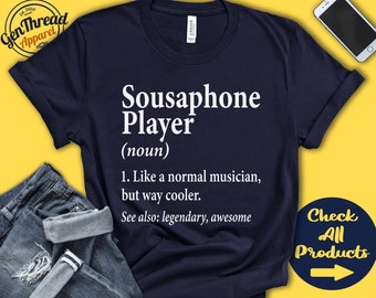 Könnte beinhalten: Marineblaues T-Shirt mit dem weißen Text "Sousaphone Player". Die Definition lautet: "Wie ein normaler Musiker, aber viel cooler." Das Shirt hat auch den Text "Check All Products".