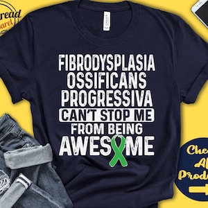 Peut inclure: Un t-shirt bleu marine avec un graphique blanc qui dit "Fibrodysplasia Ossificans Progressiva Can't Stop Me From Being Awesome" avec un ruban vert.