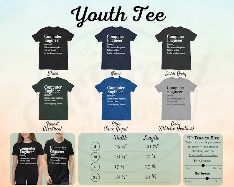 Puede incluir: Camisetas juveniles en varios colores, como negro, azul marino y gris, cada una con el texto "Computer Engineer (nombre)". Las camisetas est&aacute;n disponibles en tallas de la S a la XL, con medidas en pulgadas de ancho y largo.