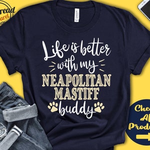 Op de afbeelding: Een marineblauw t-shirt met de tekst "Life is better with my Neapolitan Mastiff buddy" in wit. De tekst is omringd door gele poot afdrukken.