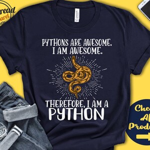 Peut inclure: Un t-shirt bleu marine avec un graphique blanc d'un serpent et le texte "Les pythons sont géniaux. Je suis génial. Par conséquent, je suis un python."