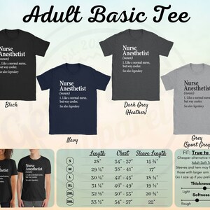 以下が含まれることがあります： 黒、紺、濃いグレー、グレーのTシャツに「Nurse Anesthetist (noun) 1. Like a normal nurse, but way cooler. See also: legendary」という白い文字がプリントされています。TシャツはSから3XLまでサイズ展開があります。サイズ表には、長さ、胸囲、袖丈がインチで表示されています。