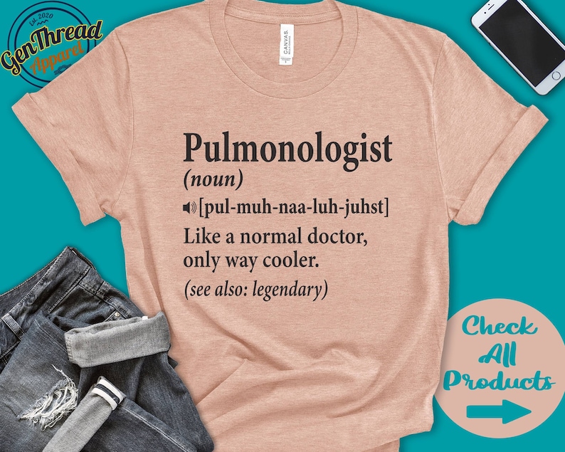 K&ouml;nnte beinhalten: Ein hellrosa T-Shirt mit dem Text "Pulmonologist (noun) [pul-muh-naa-luh-juhst] Like a normal doctor, only way cooler. (see also: legendary)"