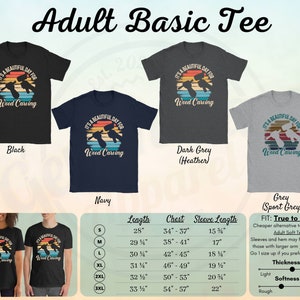 Puede incluir: Una camiseta negra, azul marino, gris oscuro (jaspeado) y gris (gris deportivo) con un gr&aacute;fico de estilo vintage que dice "It's a beautiful day for wood carving". La camiseta est&aacute; disponible en tallas S-3XL. Se incluye una tabla de tallas con medidas en pulgadas para la longitud, el pecho y la longitud de la manga.