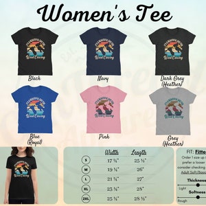 Puede incluir: Una camiseta para mujer con un gr&aacute;fico de estilo vintage que dice "It's a beautiful day for wood carving". La camiseta est&aacute; disponible en negro, azul marino, gris oscuro, azul, rosa y gris. La tabla de tallas muestra el ancho y la longitud de la camiseta en pulgadas. La camiseta se describe como ajustada y est&aacute; disponible en una variedad de tallas desde la S hasta la 2XL.