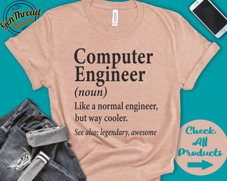 Puede incluir: Una camiseta color melocot&oacute;n con la frase "Computer Engineer (sustantivo) Like a normal engineer, but way cooler. See also: legendary, awesome." La camiseta tiene las mangas enrolladas y se muestra con vaqueros y un smartphone.