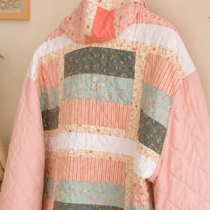 Sudadera con capucha acolchada Blush Meadow para adulto, talla M/L. Chaqueta de patchwork hecha a mano, estilo cottagecore, chaqueta floral con capucha, pieza única.