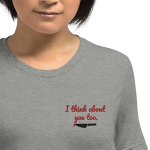 Eu também penso em você - Camiseta de manga curta bordada - Camiseta Killing Eve - Camisa Villanelle - Camiseta Yandere - Presente Yandere
