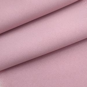 Puede incluir: Primer plano de una tela rosa claro doblada. La tela tiene un tejido fino y un acabado mate. Los pliegues crean sombras y resaltan la textura del material, de un rosa suave.