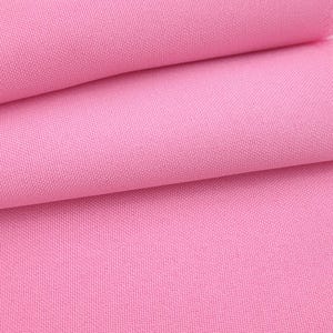 Puede incluir: Primer plano de una tela rosa doblada. La tela tiene una textura tejida y est&aacute; dispuesta en pliegues suaves, creando sombras y profundidad. El color es un rosa vibrante y liso.
