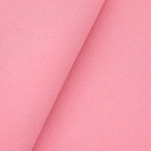 Puede incluir: Primer plano de un trozo de tela rosa doblada. La tela tiene una textura sutil y un ligero brillo, con un pliegue diagonal que crea un contraste de luz y sombra. El color es un rosa suave y apagado.