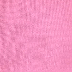 Puede incluir: Primer plano de una tela rosa lisa con una superficie texturizada. La tela tiene un aspecto tejido, con un patr&oacute;n de cuadr&iacute;cula visible en toda la superficie. El color es un rosa brillante y vibrante.