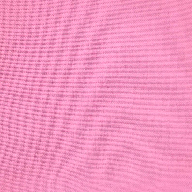 Puede incluir: Primer plano de una tela rosa lisa con una superficie texturizada. La tela tiene un aspecto tejido, con un patr&oacute;n de cuadr&iacute;cula visible en toda la superficie. El color es un rosa brillante y vibrante.