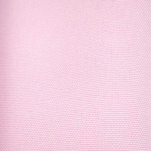 Puede incluir: Primer plano de una tela tejida de color rosa claro. La textura es visible, mostrando un patr&oacute;n de peque&ntilde;os cuadrados espaciados uniformemente. El color es un rosa suave y p&aacute;lido, creando un fondo sutil y texturizado.
