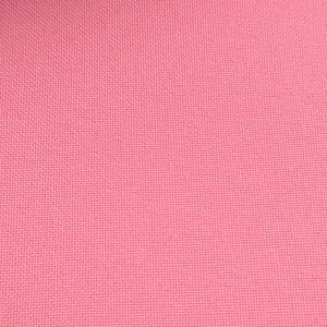 Puede incluir: Primer plano de una superficie rosa texturizada. La superficie tiene un patr&oacute;n tejido o entrecruzado, creando una sutil apariencia de rejilla. El color es un rosa medio s&oacute;lido, que llena el marco.