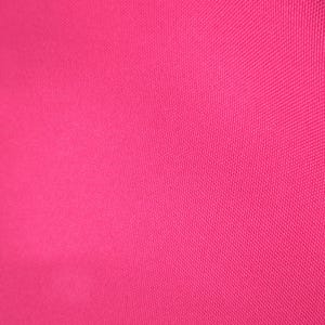 Puede incluir: Primer plano de una tela rosa intenso con una textura tejida. El material tiene un ligero brillo y el color es uniforme en toda la superficie. El patr&oacute;n de tejido es visible, agregando profundidad al color s&oacute;lido.