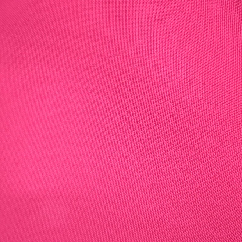 Puede incluir: Primer plano de una tela rosa intenso con una textura tejida. El material tiene un ligero brillo y el color es uniforme en toda la superficie. El patr&oacute;n de tejido es visible, agregando profundidad al color s&oacute;lido.