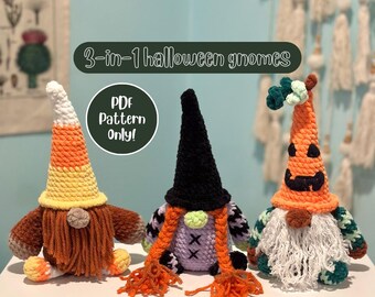 Può includere: Tre gnomi di Halloween all'uncinetto. Uno è un gnomo di mais dolce, uno è un gnomo strega e l'ultimo è un gnomo zucca. I gnomi indossano tutti cappelli e hanno barbe lunghe. Il testo "3 in 1 gnomi di Halloween" e "Solo modello PDF!" è visibile nell'immagine.