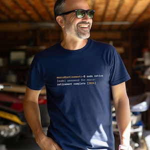 Könnte beinhalten: Marineblaues T-Shirt mit dem Text "marco@retirement:~$ sudo retire [sudo] password for marco: retirement complete [2026]" in einer Computerterminal-Schriftart. Das T-Shirt hat einen Rundhalsausschnitt und kurze Ärmel.