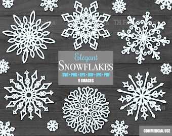 Może przedstawiać: Dziewięć białych wzorów płatków śniegu na ciemnym drewnianym tle. Tekst "Elegant Snowflakes" znajduje się w środku obrazu. Tekst "SVG - PNG - EPS - DXF - JPG - PDF" znajduje się pod tytułem. Tekst "9 IMAGES" znajduje się pod typami plików. Tekst "COMMERCIAL USE" znajduje się w prawym dolnym rogu obrazu.