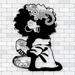 Puede incluir: Silueta en blanco y negro de una mujer con cabello rizado grande, adornada con diseños florales y de cachemira. Lleva pendientes de aro y patrones tipo tatuaje en el brazo y la pierna. Una pieza decorativa.