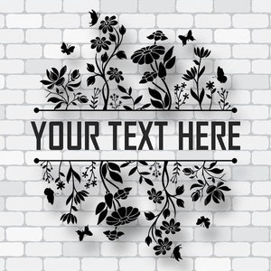 Puede incluir: Diseño floral negro con mariposas y el texto "YOUR TEXT HERE" sobre un fondo de ladrillos blancos. El diseño presenta varias flores y hojas, creando un aspecto decorativo y elegante. Ideal para regalos personalizados.