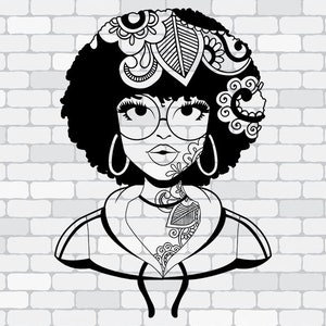 Puede incluir: Ilustración en blanco y negro de una mujer con afro, gafas y pendientes de aro. El cabello y la ropa de la mujer presentan intrincados diseños florales y de hojas. Diseño gráfico, probablemente para impresión o producto digital.