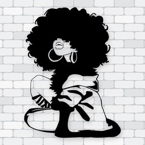 Puede incluir: Ilustración en blanco y negro de una mujer con un gran afro, pendientes de aro y un atuendo elegante. La obra de arte se encuentra sobre un fondo de pared de ladrillos blancos, creando un contraste llamativo.