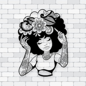 Puede incluir: Ilustración en blanco y negro de una mujer con cabello rizado adornado con diseños florales y de hojas. La mujer tiene tatuajes detallados en los brazos y sostiene un peine. La imagen está sobre una pared de ladrillos blancos.