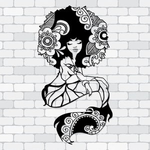 Puede incluir: Ilustración en blanco y negro de una sirena con peinado afro adornado con patrones florales y geométricos. La cola de la sirena presenta intrincados remolinos, y está sentada con los brazos cruzados.