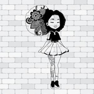 Puede incluir: Ilustración en blanco y negro de una niña con un gran afro adornado con diseños florales y de cachemira. Lleva una camiseta de manga corta, una falda plisada y botas. Su pierna presenta un diseño tipo tatuaje.