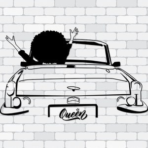 Puede incluir: Ilustración en blanco y negro de una persona con peinado afro, con los brazos levantados, en un coche descapotable. El coche tiene una matrícula que dice "Queen" con una corona encima de la palabra. El fondo es una pared de ladrillos blancos.
