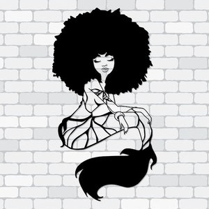 Puede incluir: Ilustración en blanco y negro de una sirena con un gran afro. La sirena está sentada, con la cola fluyendo hacia abajo. El diseño está hecho de líneas y formas, creando un aspecto artístico único. El fondo es una pared de ladrillos blancos.
