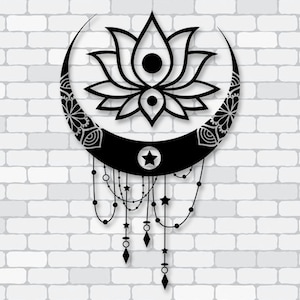 Puede incluir: Arte de pared negro con flor de loto y media luna. El diseño presenta una flor de loto en el centro, una media luna con patrones decorativos y adornos colgantes de estrellas y cuentas. Montado en una pared de ladrillos blancos.