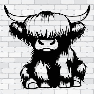 Puede incluir: Silueta negra de una vaca de las Tierras Altas, con pelo largo y lanudo y cuernos curvados. La vaca se representa sentada, con un contorno detallado sobre un fondo de ladrillos blancos. Ideal para arte mural o decoración del hogar.