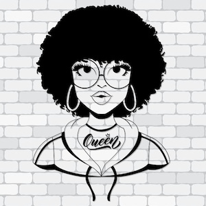 Puede incluir: Ilustración en blanco y negro de una mujer con un gran afro, gafas y pendientes de aro. La palabra "Queen" está escrita en su camisa. El fondo es una pared de ladrillos blancos.