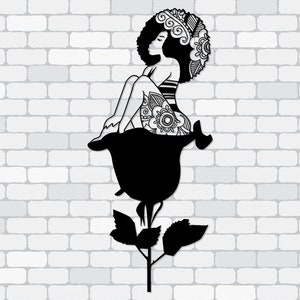 Puede incluir: Arte mural de metal negro que representa a una mujer con afro y tocado floral sentada dentro de una rosa. El cuerpo de la mujer está adornado con patrones florales. La rosa está sobre un tallo con hojas, sobre una pared de ladrillos blancos.