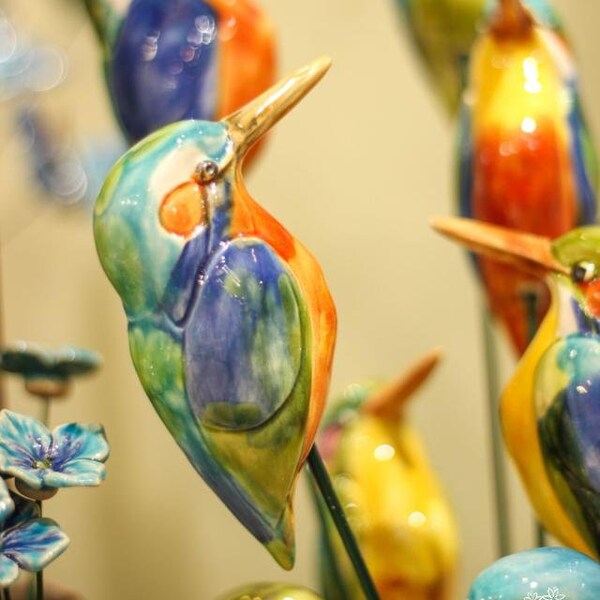 Oiseau martin-pêcheur en céramique - fleur en céramique décorative et unique pour la maison, le jardin, la décoration créative et le cadeau - fait main