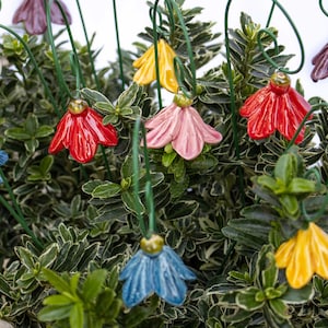 Mini campanulas de cerâmica penduradas 7 peças - flor de cerâmica para casa, jardim, decoração criativa e presente - feita à mão