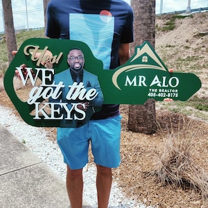 Closing Photo Prop, 3D Modern Key Sign for Realtors, Realtor Gift, XXL 40&quot; Closing Sign, Sold Sign, Custom, We got the keys Green Sign