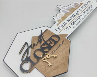 Cartello "Appena chiuso", cartello con chiave 3D, accessorio fotografico per la chiusura, casa in legno, cartello con chiave per agente immobiliare, regalo per agente immobiliare, cartello con chiave, cartello "Venduto", cartello personalizzato per la città